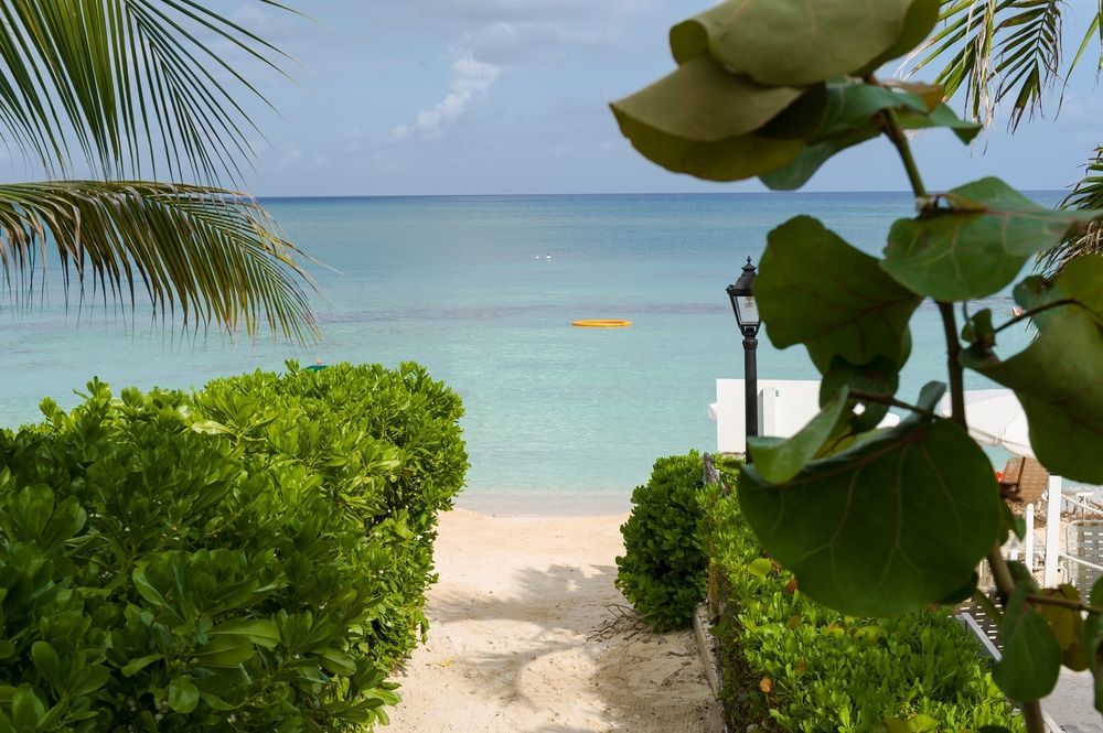 Hampton By Hilton Grand Cayman Seven Mile Beach George Town Exterior foto